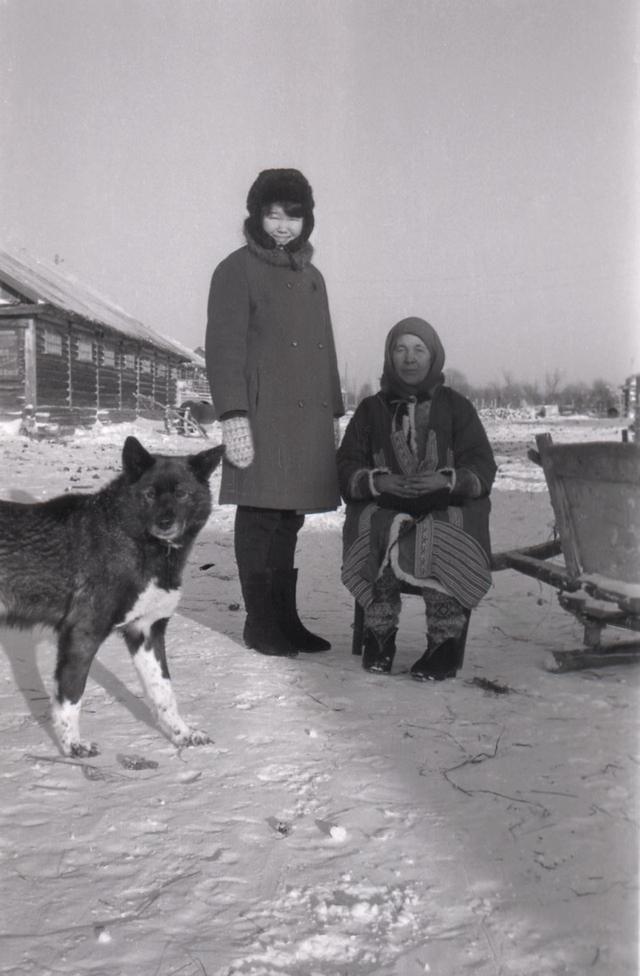 Taiszija Szeburova az édesanyjával, Matrjona Grigorjevnával. Tugijani, 1970. Fotó: Schmidt Éva