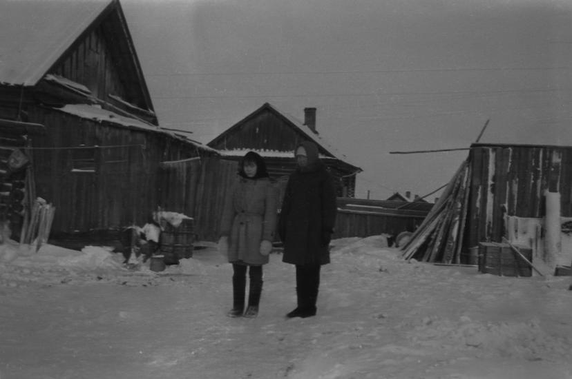 Balra Jelizaveta, jobbra Taiszija Sztyepanovna Szeburova. Polnovat, 1970. Fotó: Schmidt Éva