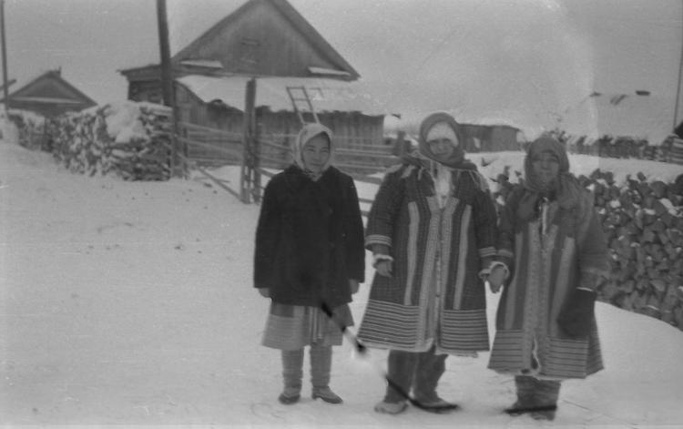 Útra készen. Balra Kosztyina (Griskina) Vera Grigorjevna; középen Schmidt Éva a szánútra beöltözve; jobbra Szeburova (Griskina) Matrjona Grigorjevna. Tugijani, 1970.